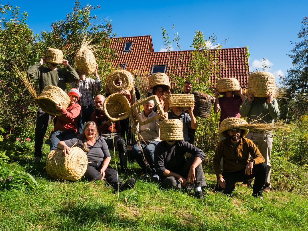 Impression aus früheren Bienenkorb-Flechtkursen