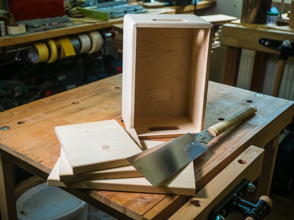 Holzbox als Basis für den Marienkäferkasten