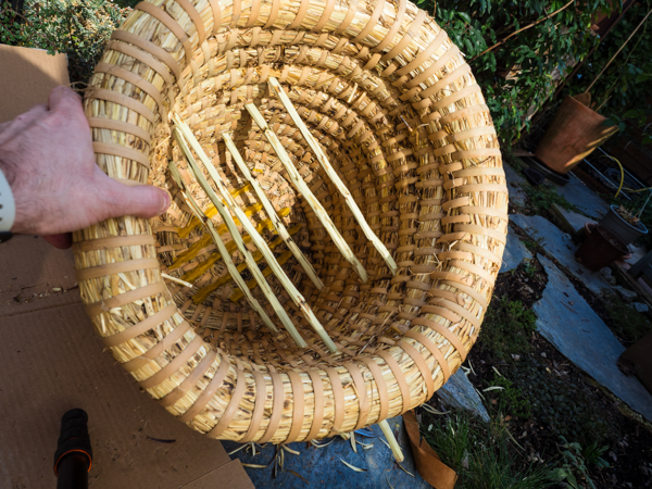 Geflochtener Bienenkorb aus Roggenstroh
