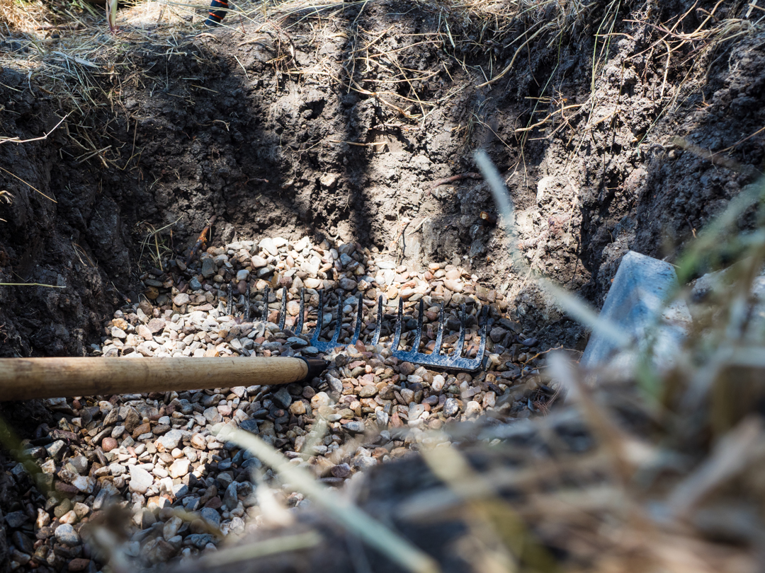 Drainageschicht aus grobem Kies einbringen
