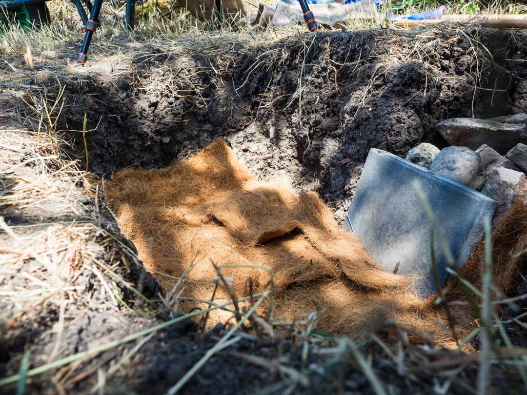 Wasserdurchlässige Sperrschicht aus Kokosmatten auflegen